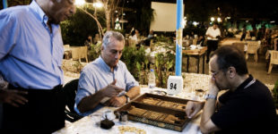 Partie de backgammon au Chatila Bros entre habitués