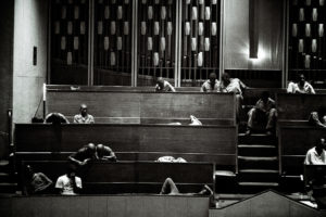 Pendant la messe du soir à la Central Church de Johannesburg. thumbnail