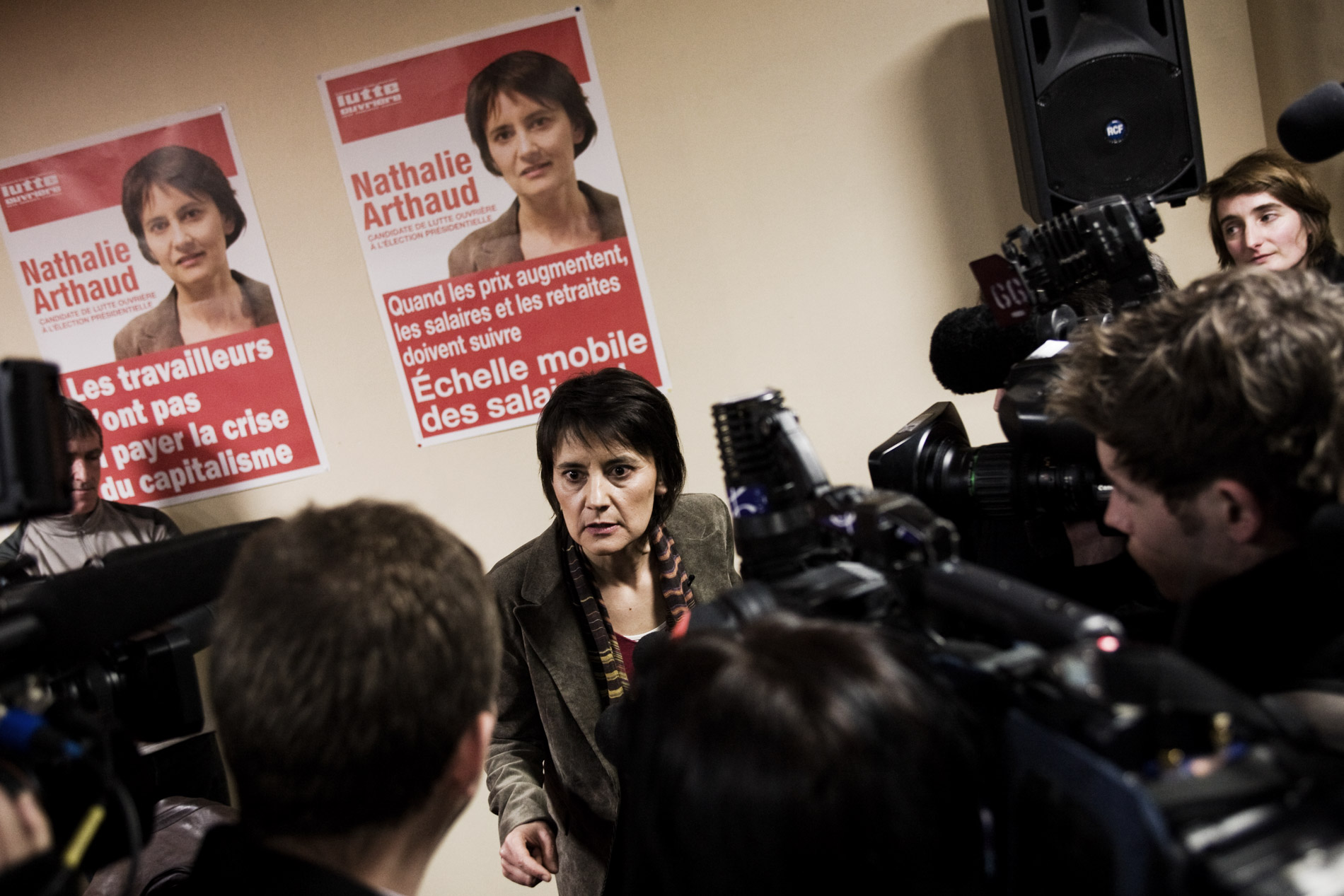Nathalie Arthaud, porte parole de Lutte Ouvrière pendant sa conférence de presse, le 3 février 2012