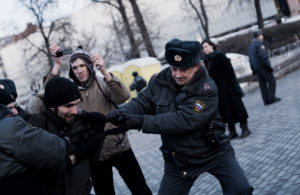 Une dizaine de manifestants opposes a Poutine ont essaye de se reunir place Pouchkinskaya, malgre les dizaines de policiers. le 6 mars 2012 a Moscou thumbnail
