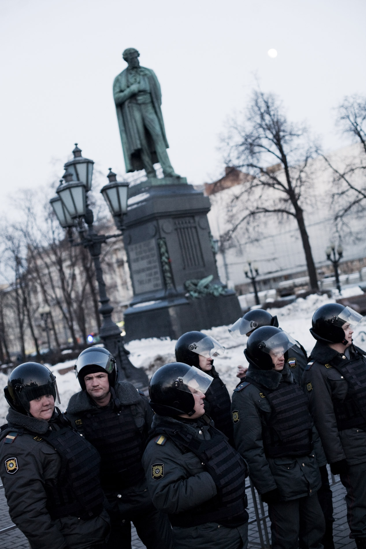Une dizaine de manifestants opposes a Poutine ont essaye de se reunir place Pouchkinskaya, malgre les dizaines de policiers. le 6 mars 2012 a Moscou