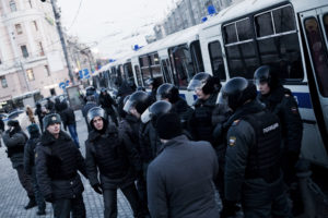 Une dizaine de manifestants opposes a Poutine ont essaye de se reunir place Pouchkinskaya, malgre les dizaines de policiers. le 6 mars 2012 a Moscou thumbnail