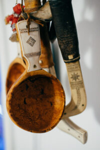 Détails d'art et artisanat sámi chez le père d'Helene Lindmark à Gällivare thumbnail