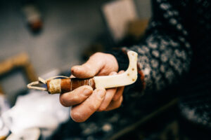 Fredrik Prost montre un couteau ancien, realise par son grand-oncle aveugle. thumbnail